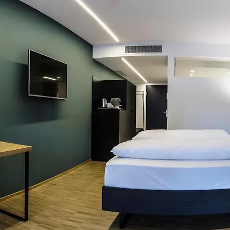 Отель Montfort -